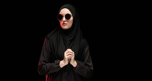 伝統的な服とサングラスの若いイスラム教徒の女性の肖像画 — ストック写真