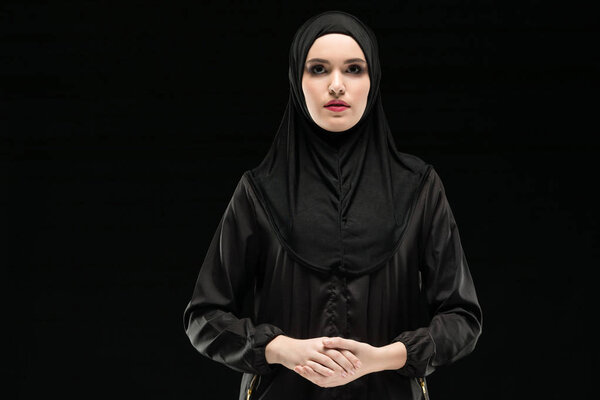 Портрет молодой мусульманки в традиционной одежде
