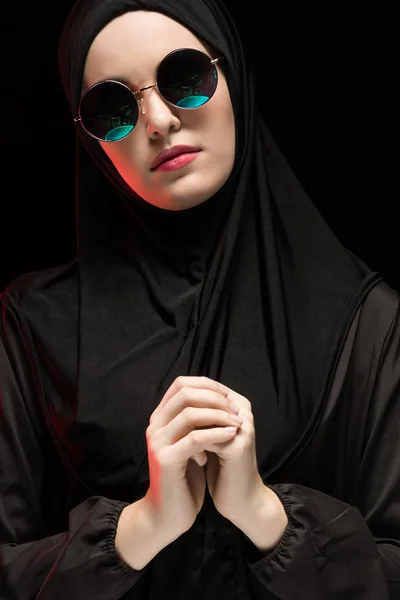 Retrato Una Joven Musulmana Rezando Con Gafas Sol Ropa Tradicional — Foto de Stock