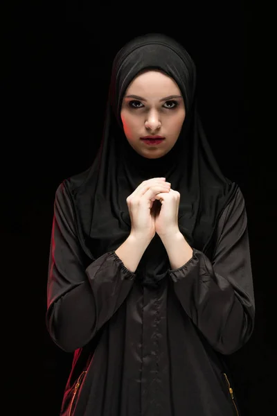 Porträt Einer Jungen Muslimischen Frau Die Die Hände Traditioneller Kleidung — Stockfoto
