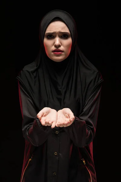 Retrato Triste Joven Musulmana Pidiendo Ayuda — Foto de Stock