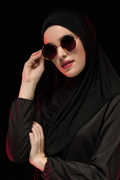 伝統的な服とサングラスの若いイスラム教徒の女性の肖像画 — ストック写真