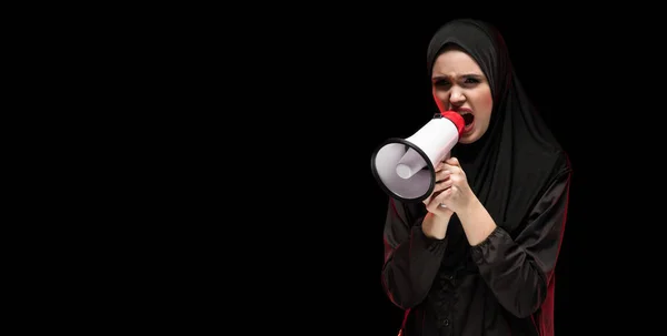 メガホンで叫んで若いイスラム教徒の女性の肖像画 — ストック写真