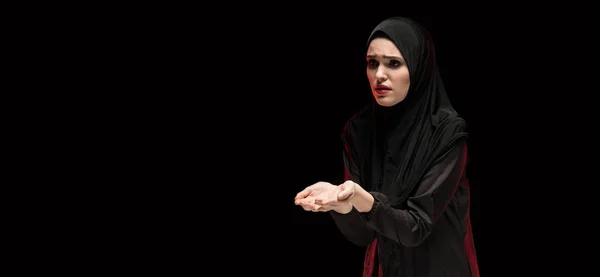 ヘルプの訴えかけるような悲しいの若いイスラム教徒の女性の肖像画 — ストック写真