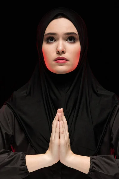 Geleneksel Giysiler Içinde Dua Eden Genç Müslüman Kadın Portresi — Stok fotoğraf
