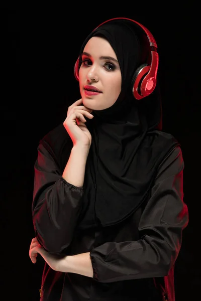 Πορτρέτο Του Νεαρή Μουσουλμάνα Ροζ Ακουστικά Μαύρο Φόντο — Φωτογραφία Αρχείου