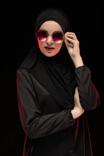 Πορτρέτο Του Νεαρή Μουσουλμάνα Γυαλιά Ηλίου Και Παραδοσιακά Ρούχα — Φωτογραφία Αρχείου