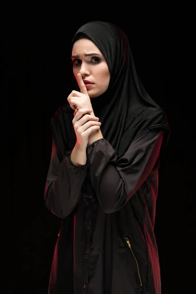 Portrait Jeune Femme Musulmane Couvrant Bouche Par Doigt Garder Concept — Photo