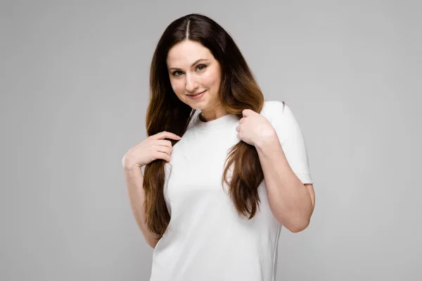 Beautiful Curvy Brunette Woman Long Luxurious Hair Simple White Shirt — Stock Photo, Image