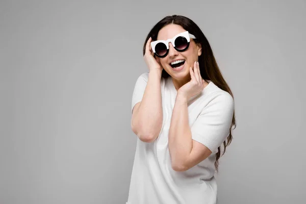 Schöne Kurvige Brünette Frau Mit Langen Luxuriösen Haaren Einfachem Weißem — Stockfoto