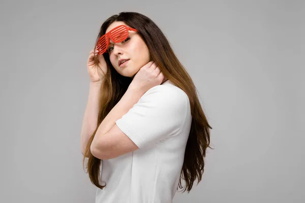 Gyönyörű Kanyargós Barna Hosszú Luxus Haj Egyszerű Fehér Póló Piros — Stock Fotó