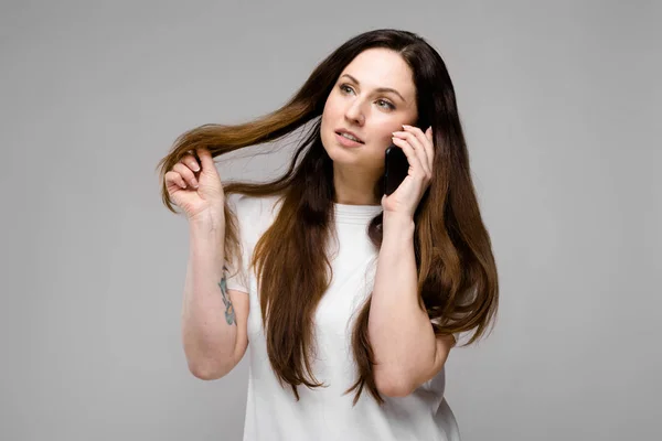 Schöne Kurvige Brünette Frau Mit Langen Luxuriösen Haaren Einfachen Weißen — Stockfoto