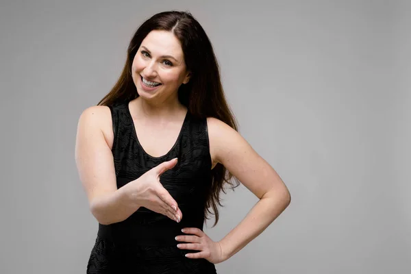 Beautiful Curvy Brunette Woman Long Luxurious Hair Simple Black Shirt — Stock Photo, Image