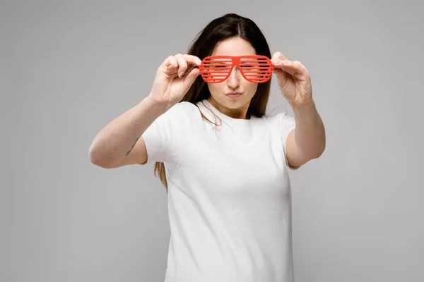 Schöne Kurvige Brünette Frau Mit Langen Luxuriösen Haaren Einfachem Weißen — Stockfoto