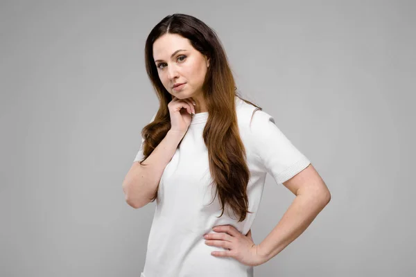 Bela Mulher Morena Curvilínea Com Cabelos Longos Luxuosos Camiseta Branca — Fotografia de Stock