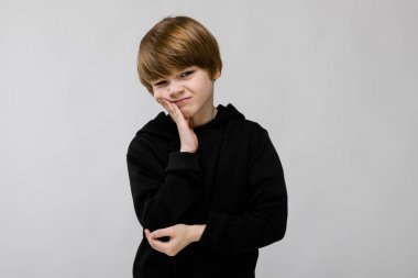 Sevimli beyaz çocuk Studio beyaz duvar üzerinde farklı ifadeler gösterilen siyah kıyafeti.