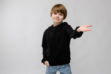 Sevimli beyaz çocuk Studio beyaz duvar üzerinde farklı ifadeler gösterilen siyah kıyafeti.