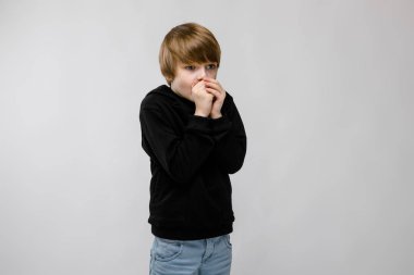 Sevimli beyaz çocuk Studio beyaz duvar üzerinde farklı ifadeler gösterilen siyah kıyafeti.