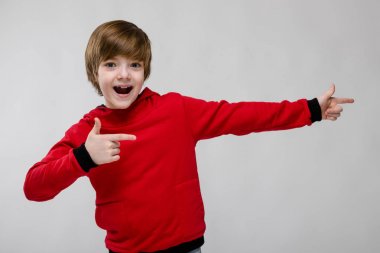 İyi preteen beyaz çocuk Studio beyaz duvar üzerinde farklı ifadeler gösterilen gündelik kıyafeti.