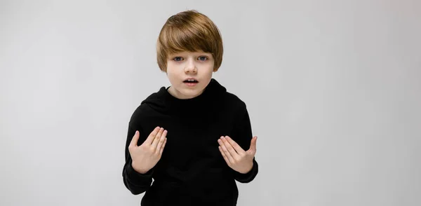 Söt Kaukasiska Pojke Svart Outfit Visar Olika Uttryck Vita Väggen — Stockfoto