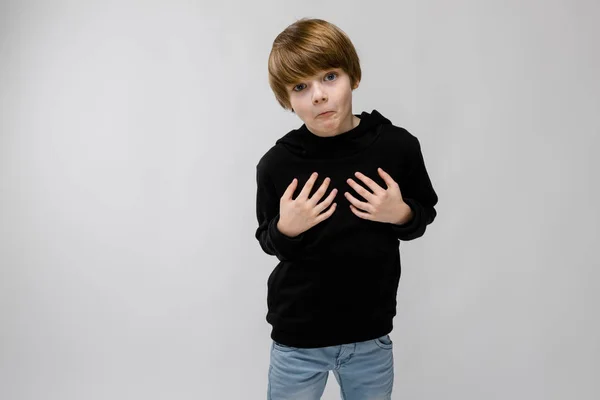 Carino Caucasico Ragazzo Nero Vestito Mostra Diverse Espressioni Bianco Muro — Foto Stock