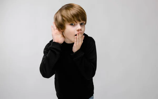 Leuke Blanke Jongen Zwarte Outfit Met Verschillende Uitdrukkingen Witte Muur — Stockfoto