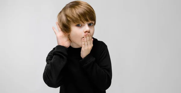 Süßer Kaukasischer Junge Schwarzen Outfit Mit Verschiedenen Ausdrücken Weißer Wand — Stockfoto