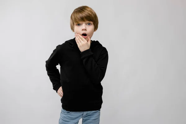 Süßer Kaukasischer Junge Schwarzen Outfit Mit Verschiedenen Ausdrücken Weißer Wand — Stockfoto
