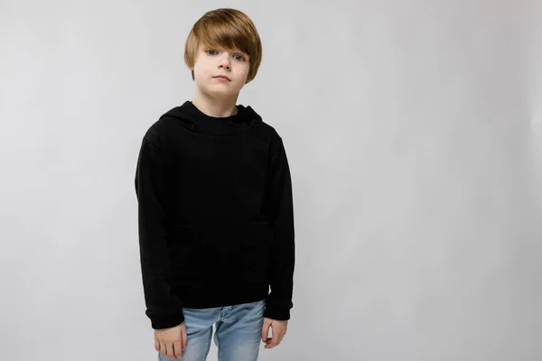 Söt Kaukasiska Pojke Svart Outfit Visar Olika Uttryck Vita Väggen — Stockfoto