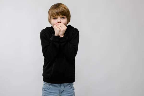 Süßer Kaukasischer Junge Schwarzen Outfit Mit Verschiedenen Ausdrücken Weißer Wand — Stockfoto