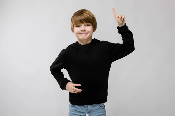 Süßer Kaukasischer Junge Schwarzen Outfit Mit Verschiedenen Ausdrücken Weißer Wand — Stockfoto