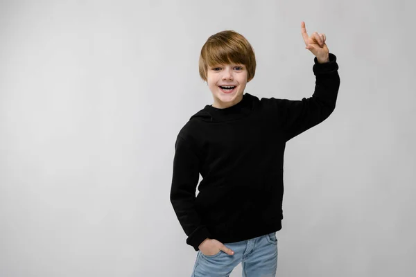 Süßer Kaukasischer Junge Schwarzen Outfit Mit Verschiedenen Ausdrücken Weißer Wand — Stockfoto