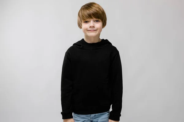 Χαριτωμένο Αγόρι Καυκάσιος Μαύρο Ρούχο Που Παρουσιάζουν Διαφορετικές Εκφράσεις Στον — Φωτογραφία Αρχείου