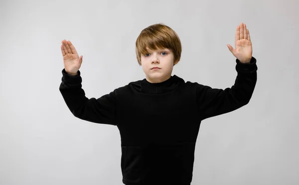 Carino Caucasico Ragazzo Nero Vestito Mostra Diverse Espressioni Bianco Muro — Foto Stock