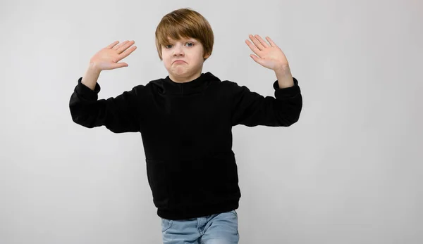 Carino Caucasico Ragazzo Nero Vestito Mostra Diverse Espressioni Bianco Muro — Foto Stock