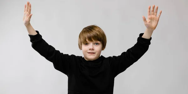 Милый Кавказский Мальчик Черном Разными Выражениями Лица Белой Стене Студии — стоковое фото