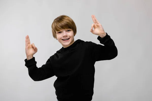 Süßer Kaukasischer Junge Schwarzen Outfit Mit Verschiedenen Ausdrücken Weißer Wand — Stockfoto