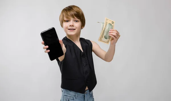 Netter Kaukasischer Junge Schwarzem Outfit Mit Verschiedenen Gesichtsausdrücken Und Smartphone — Stockfoto