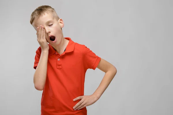 Lindo Niño Preadolescente Rubio Caucásico Camiseta Brillante Que Muestra Diferentes — Foto de Stock