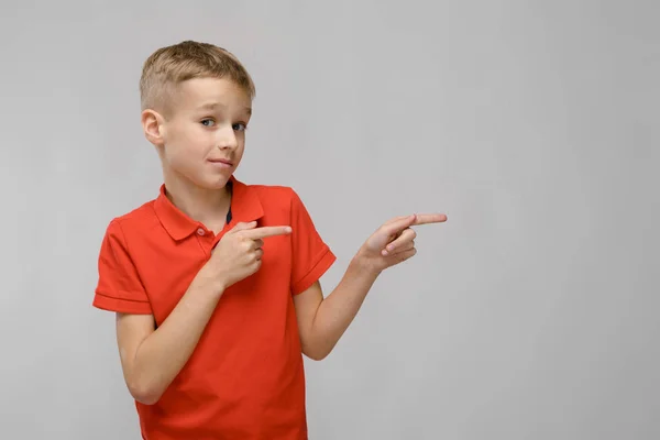 Bonito Menino Pré Adolescente Branco Loiro Camiseta Brilhante Mostrando Expressões — Fotografia de Stock