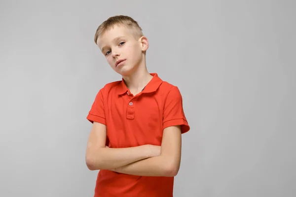 Bonito Loiro Caucasiano Preteen Menino Brilhante Shirt Mostrando Diferentes Expressões — Fotografia de Stock