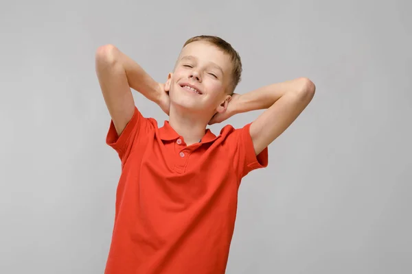 Bonito Menino Pré Adolescente Branco Loiro Camiseta Brilhante Mostrando Expressões — Fotografia de Stock