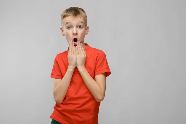 Schattige Blonde Kaukasische Preteen Jongen Lichte Shirt Met Verschillende Uitdrukkingen — Stockfoto