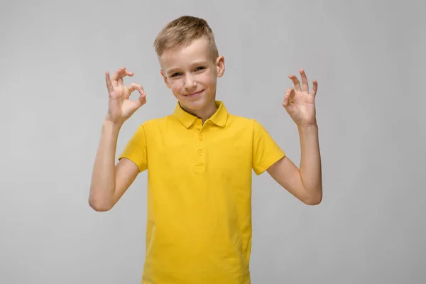 Niedlichen Blonden Kaukasischen Jungen Hellen Shirt Zeigt Verschiedene Ausdrücke Weißer — Stockfoto