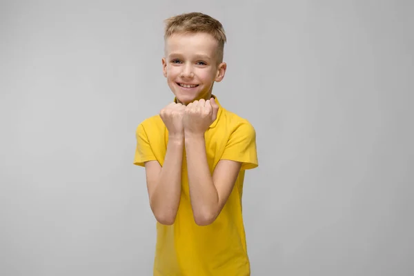 Lindo Niño Preadolescente Rubio Caucásico Camiseta Brillante Que Muestra Diferentes —  Fotos de Stock