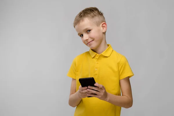 Bonito Menino Pré Adolescente Branco Loiro Camiseta Brilhante Mostrando Expressões — Fotografia de Stock