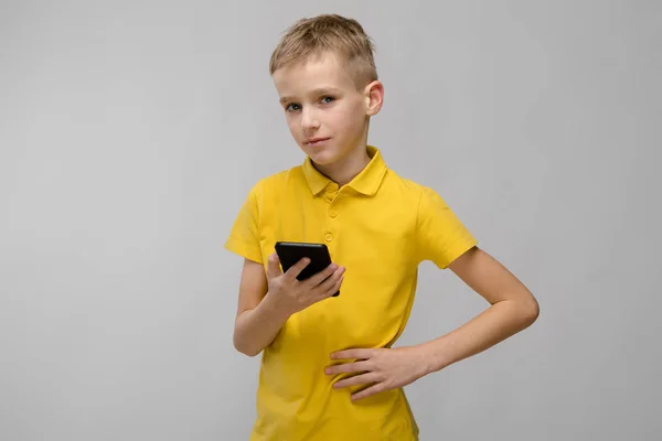 Netter Blonder Kaukasischer Bub Hellen Shirt Mit Verschiedenen Gesichtsausdrücken Der — Stockfoto