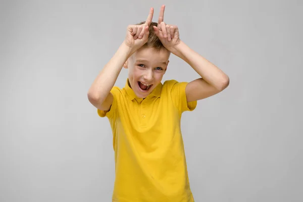 Ładny Blond Kaukaski Preteen Boy Jasne Shirt Wyświetlono Różnych Wyrażeń — Zdjęcie stockowe