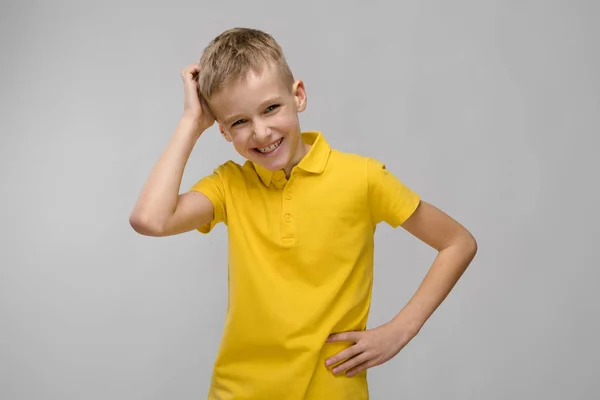 Bonito Menino Pré Adolescente Branco Loiro Camiseta Brilhante Mostrando Expressões — Fotografia de Stock