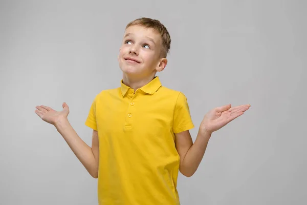 Lindo Niño Preadolescente Rubio Caucásico Camiseta Brillante Que Muestra Diferentes —  Fotos de Stock